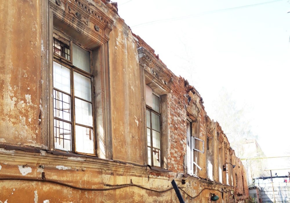 Реж: улицы и архитектура. Руины старейшего цеха старого Режевского завода в наши дни