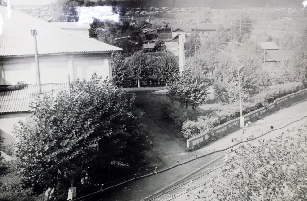 История Режа. Фото 1972 года. В 1965 году рядом с кинотеатром "Аврора" установили обелиск в память участников Великой Отечественной войны, а рядом сквер