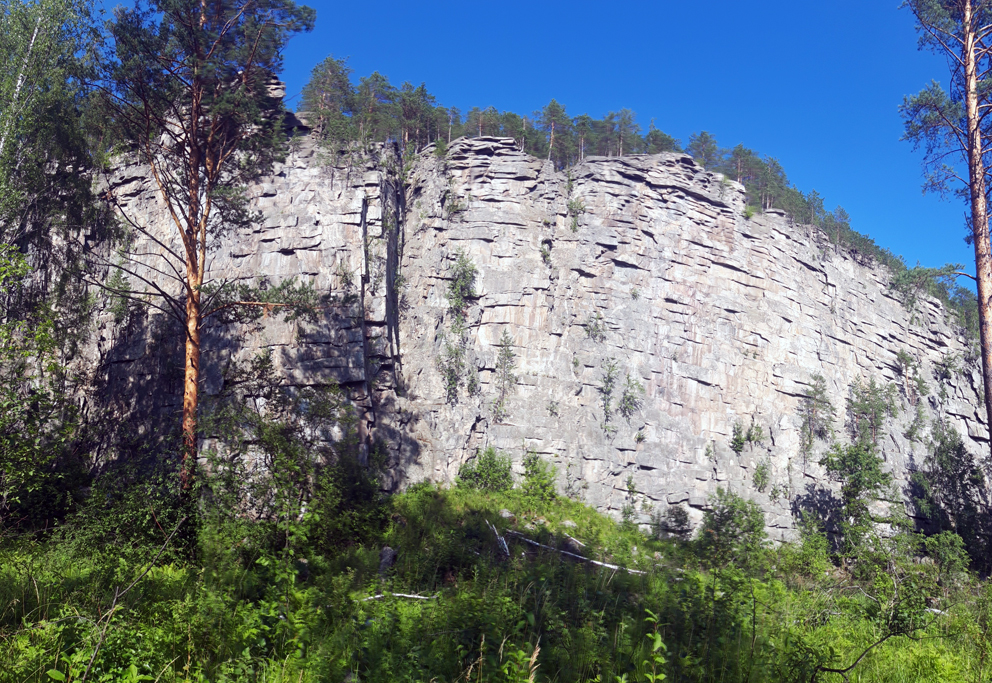 Участок Шайтан камня, где у подножия скалы можно рассмотреть древние писаницы. В настоящее время этот участок отмечает вырубка между рекой и скалой 