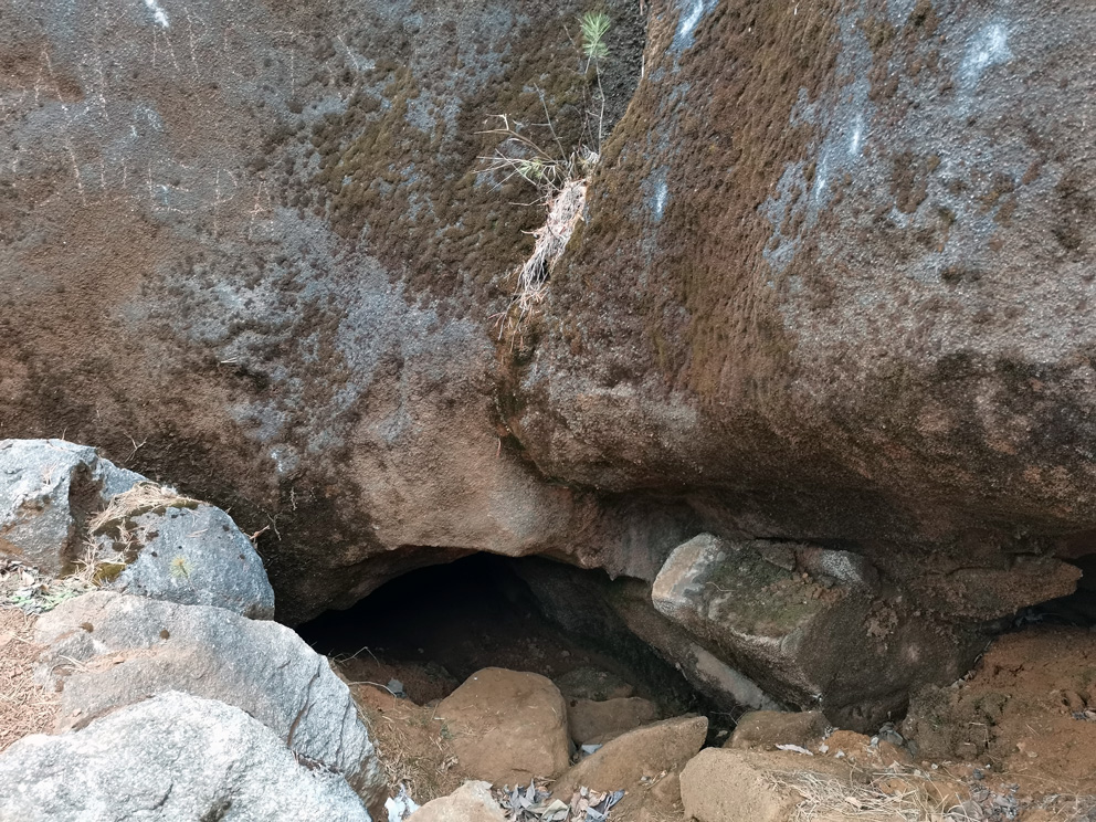 Узкий лаз в Липовскую пещеру в Большом Липовском карьере