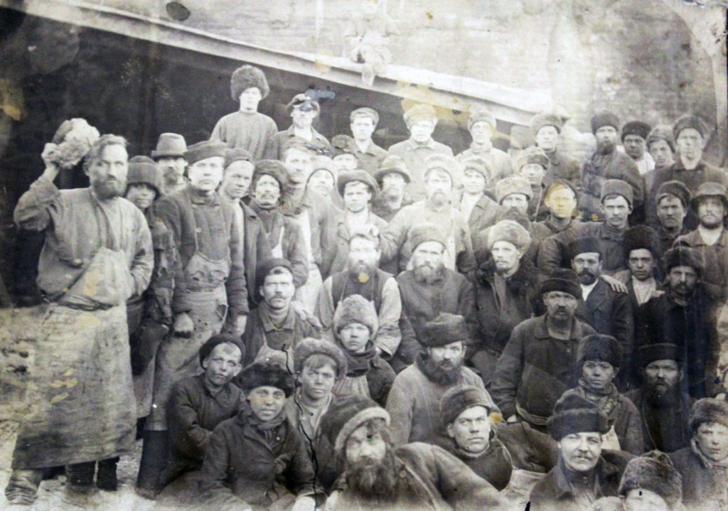 Старые фото Режа. Рабочие литейного цеха старого Режевского завода. Фото начала XX века
