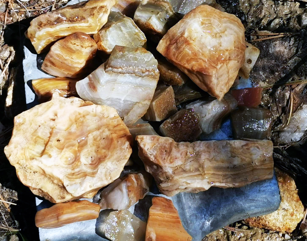 В окрестностях Шайтан камня находится месторождение уникального поделочного камня шайтанского переливта