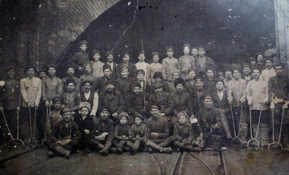 Рабочие Режевского завода в конце XIX века