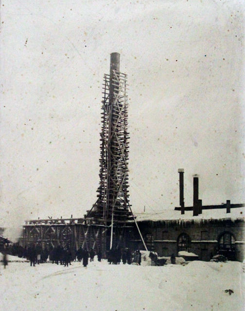 Старые фото Режа. Установка трубы в заводской котельной высотой 39,5 метров. Фото 1908 года
