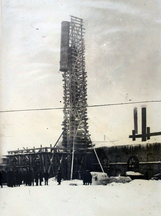 Старые фотографии Режа. Установка трубы в заводской котельной высотой 39,5 метров. Фото 1908 года
