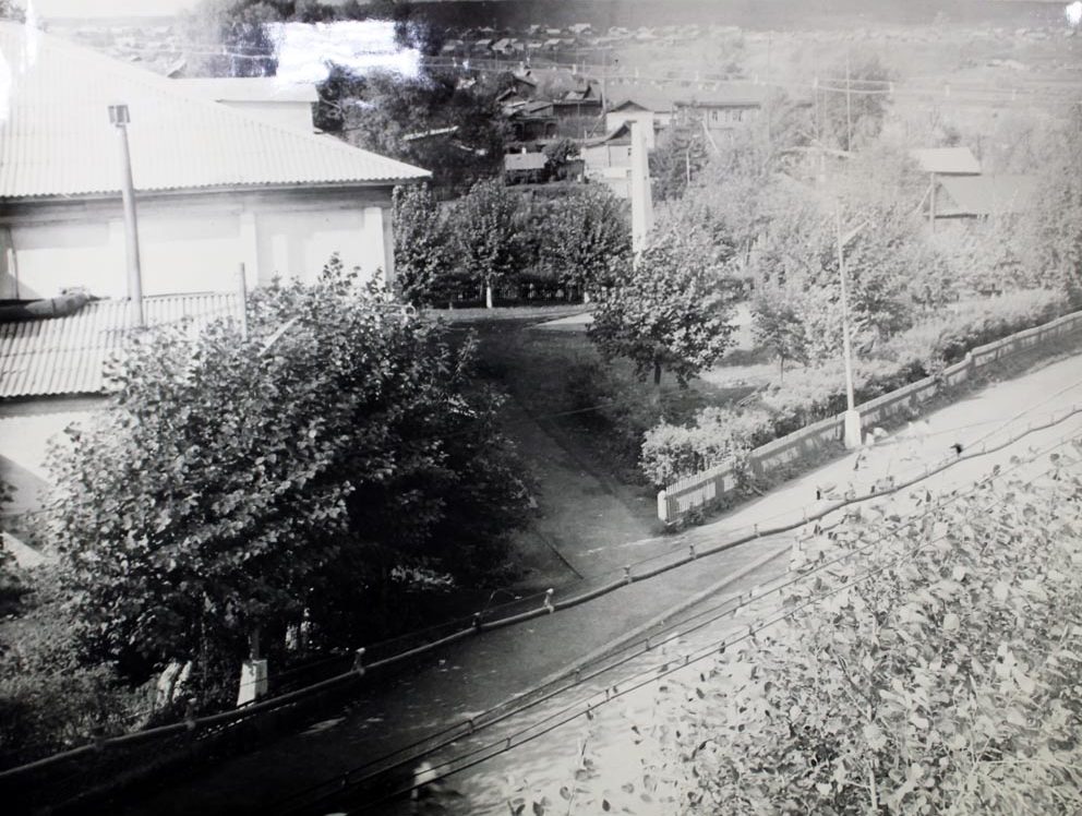 История Режа. Фото 1972 года. В 1965 году рядом с кинотеатром "Аврора" установили обелиск в память участников Великой Отечественной войны, а рядом сквер