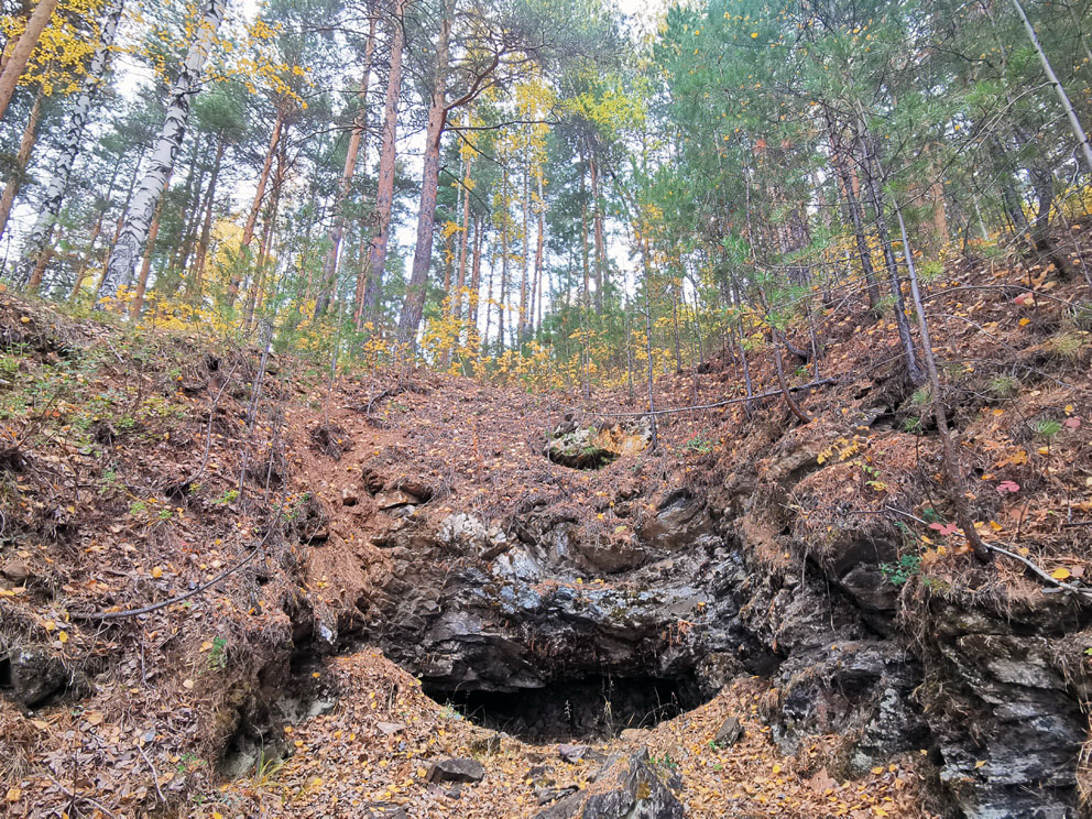 Реж. Копь на золото, напоминающая пещеру, в районе Межевого
