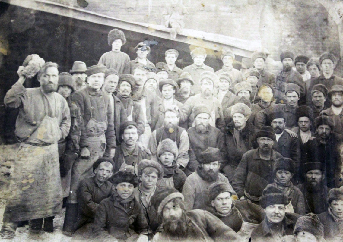 Старые фото Режа. Рабочие литейного цеха старого Режевского завода. Фото начала XX века