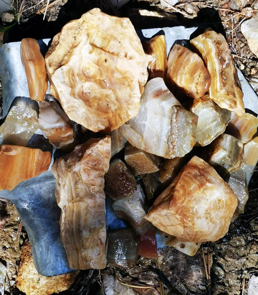 В окрестностях Шайтан камня находится месторождение уникального поделочного камня шайтанского переливта