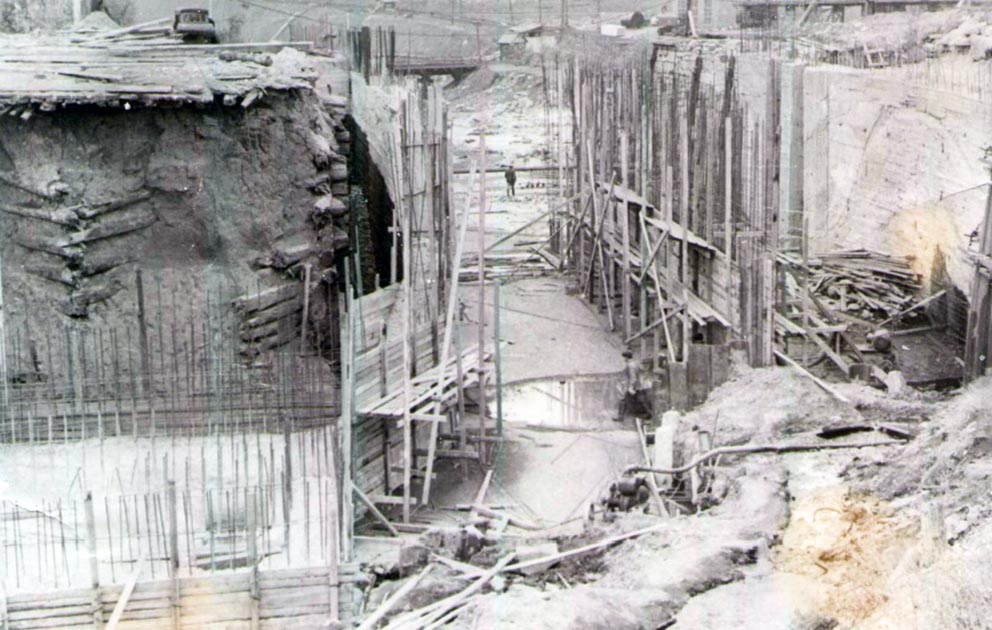 История Режа. Реконструкция плотины Режевского пруда. Вид со стороны пруда. 1968 год