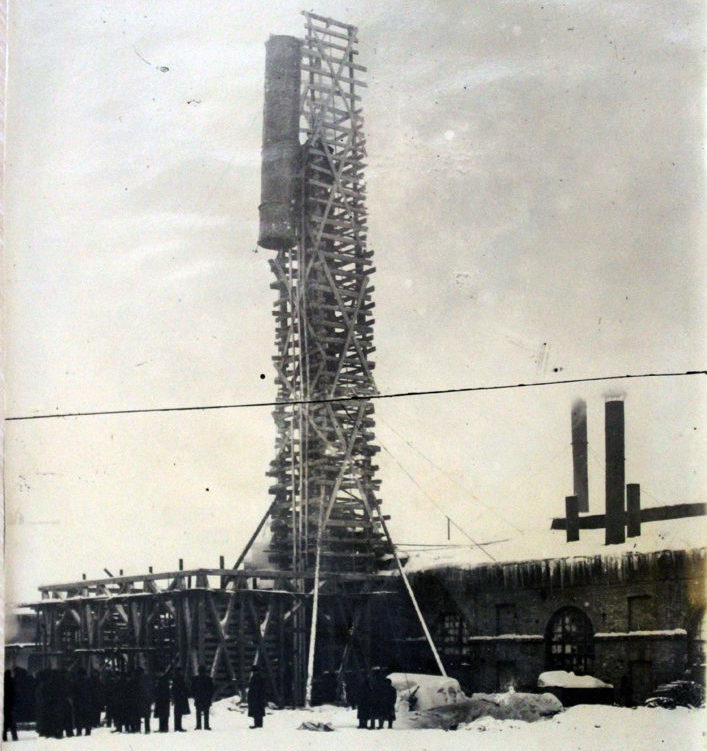 Старые фотографии Режа. Установка трубы в заводской котельной высотой 39,5 метров. Фото 1908 года
