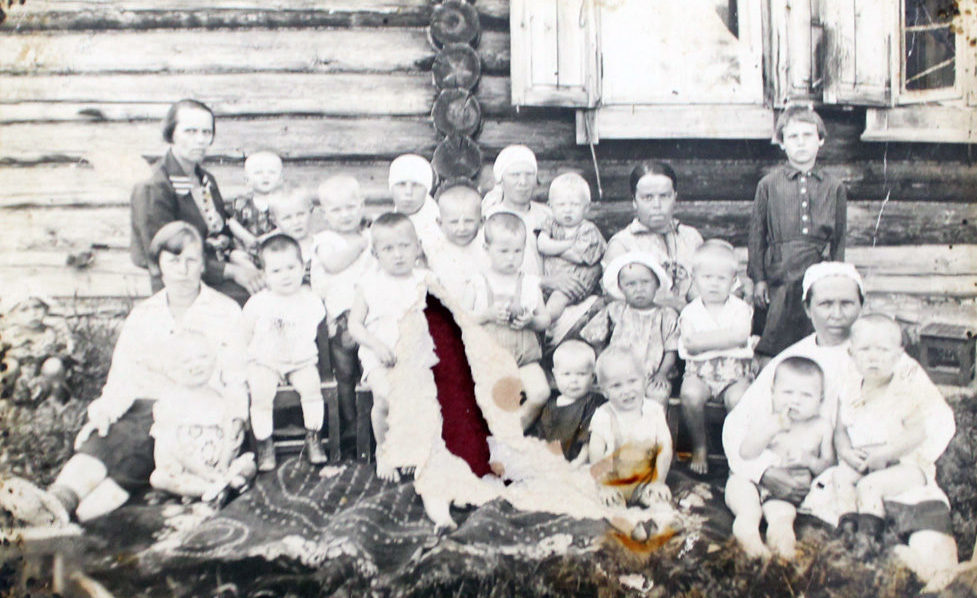 История города Режа 1917 - 1953. Первая в Реже ясельная группа. Фото 1929 года