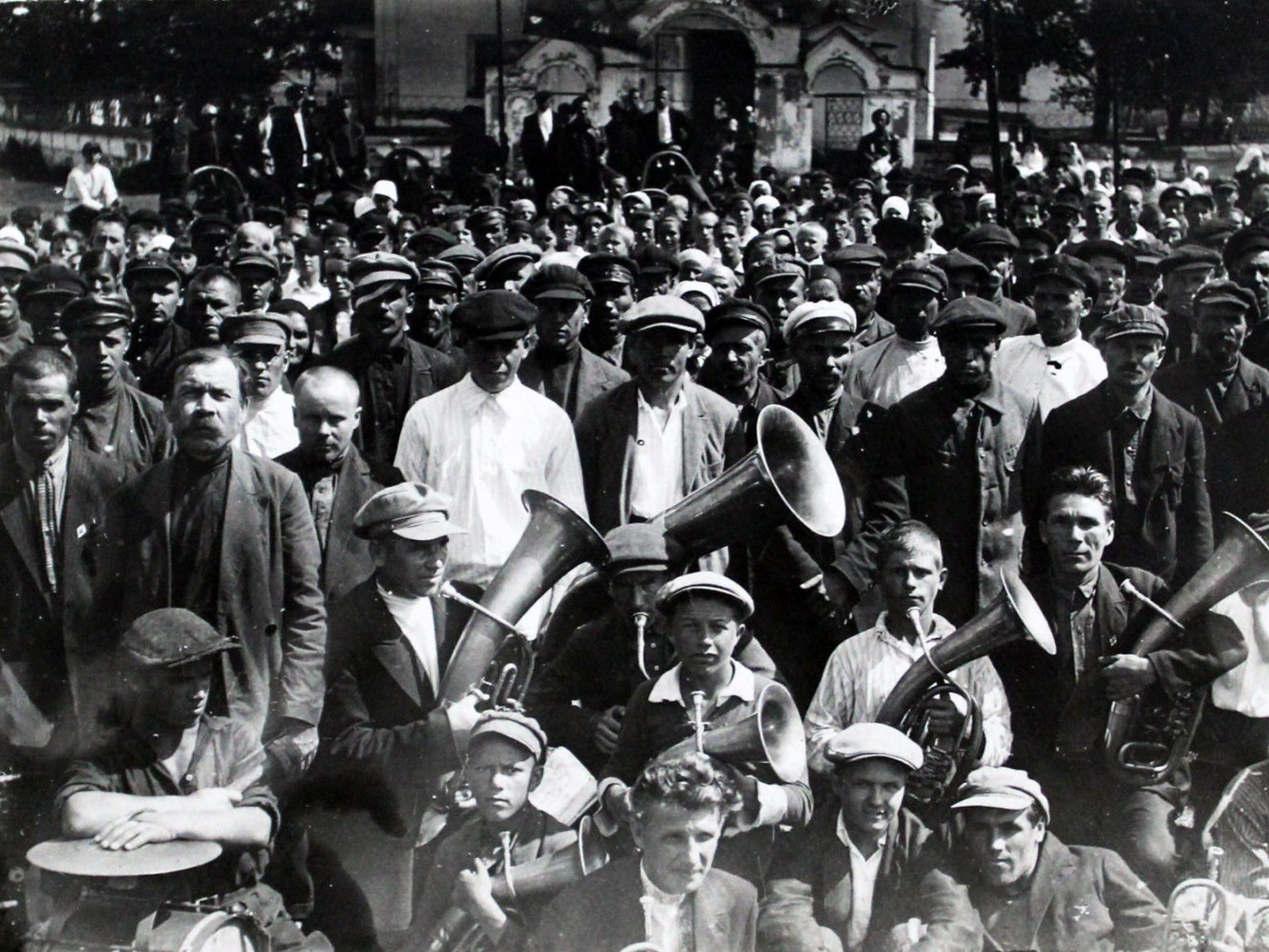 Прошлое Режа. Одно из политических мероприятий на площади перед закрытым Богоявленским храмом (ныне Центральный парк в Реже)