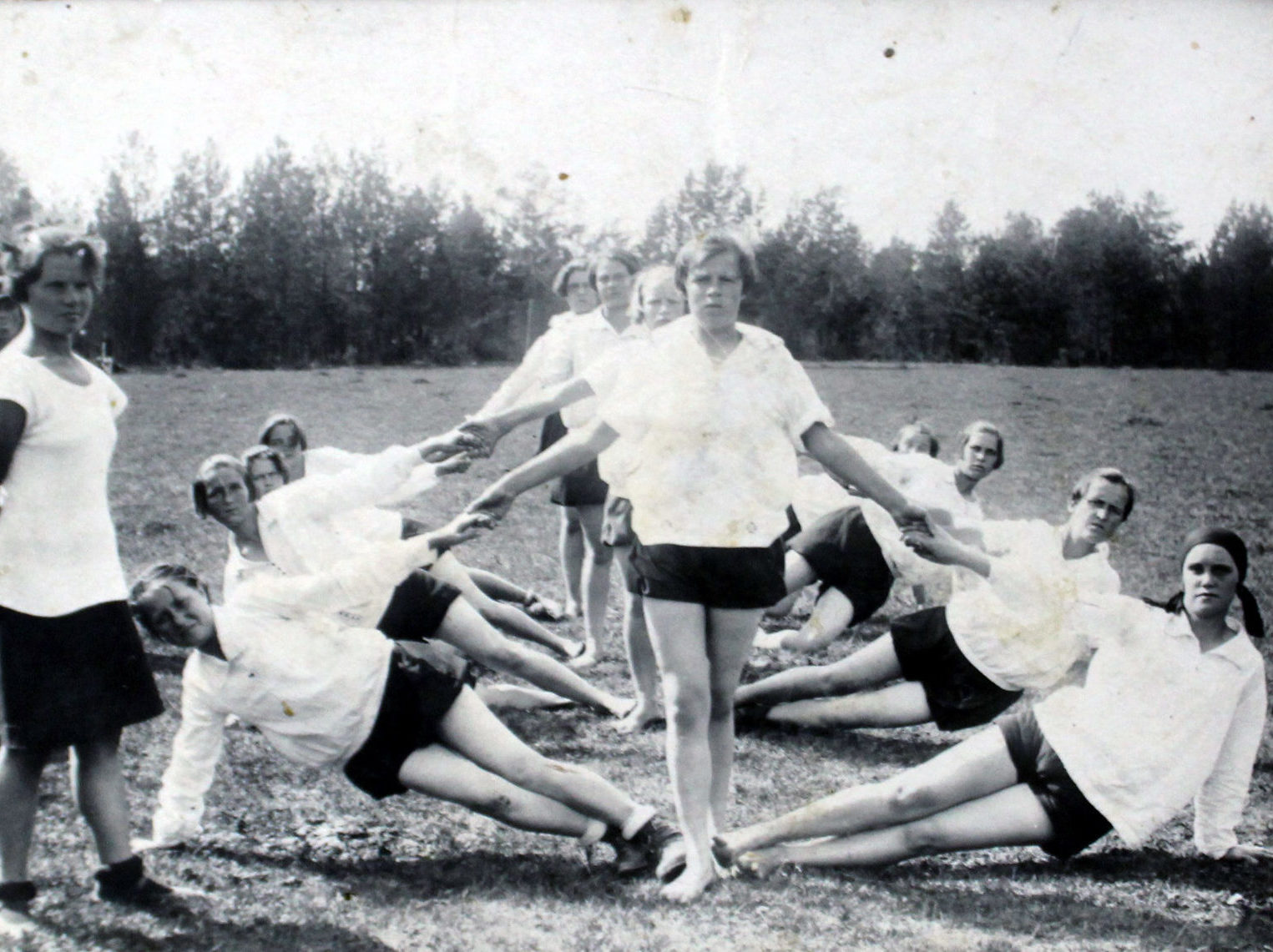 Спорт в Реже: гимнастический номер на Пионерской поляне у Белого камня