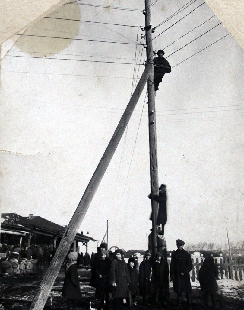 История Режа. Проведение электричества в центре поселка Режевской завод. Фото 1933 года