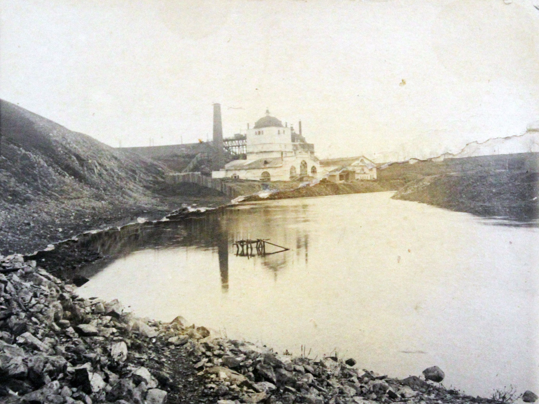 Реж и его история. Вид на домну Режевского завода с реки Реж. Фото 1935 года