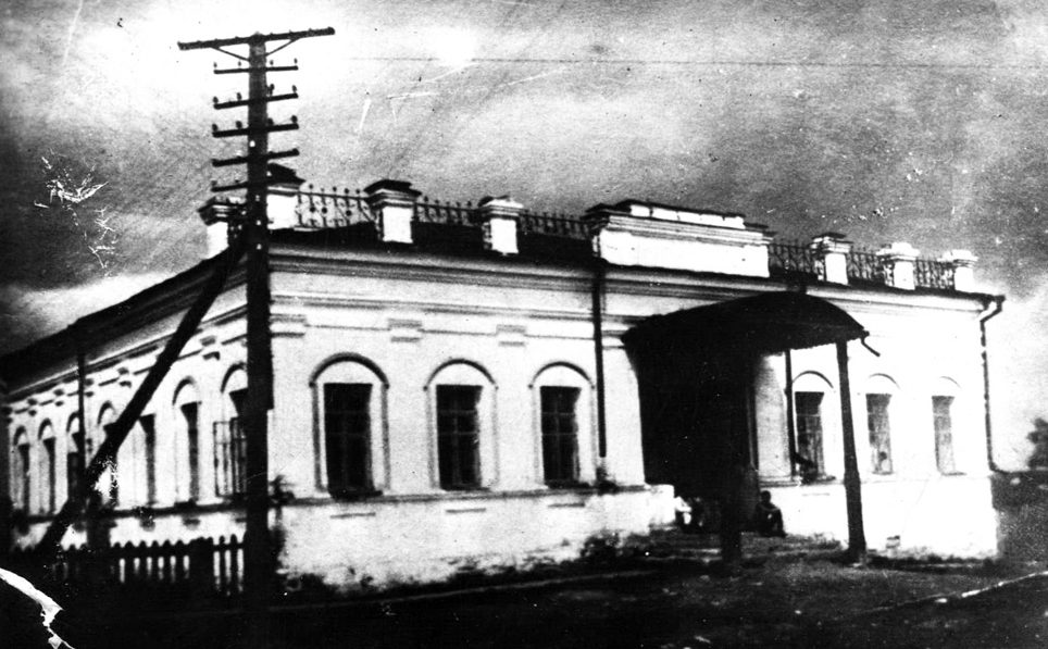 История города Реж: 3 школа, ныне часть здания школы № 5, вход со стороны улицы Ленина
