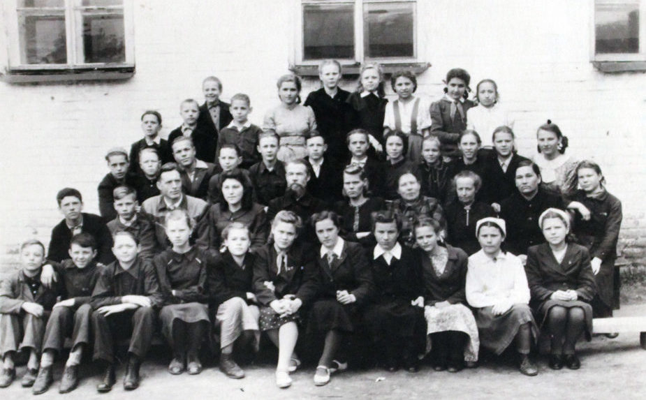 История города Режа 1917 - 1953. Семиклассники Первой школы, 1949 год