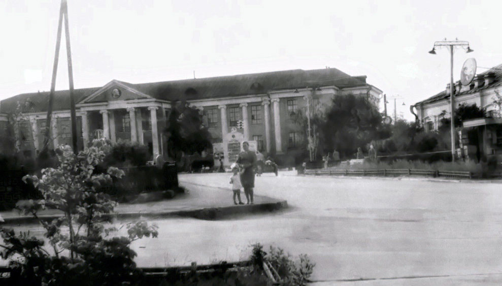 В центре Режа в начале 1960-х годов. На заднем плане у ДК РМЗ - Доска почета