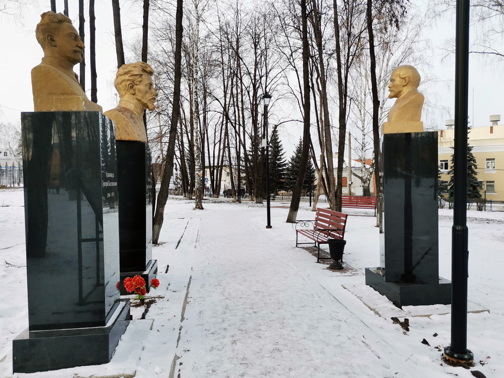 Реж: памятники: сегодня бюст Ленина вновь установлен в Центральном парке вместе с бюстами Орджоникидзе и Свердлова