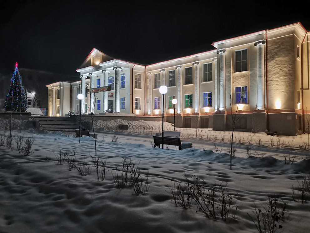 Реж Здание Центра культуры и искусств ЦКиИ в предновогоднюю ночь