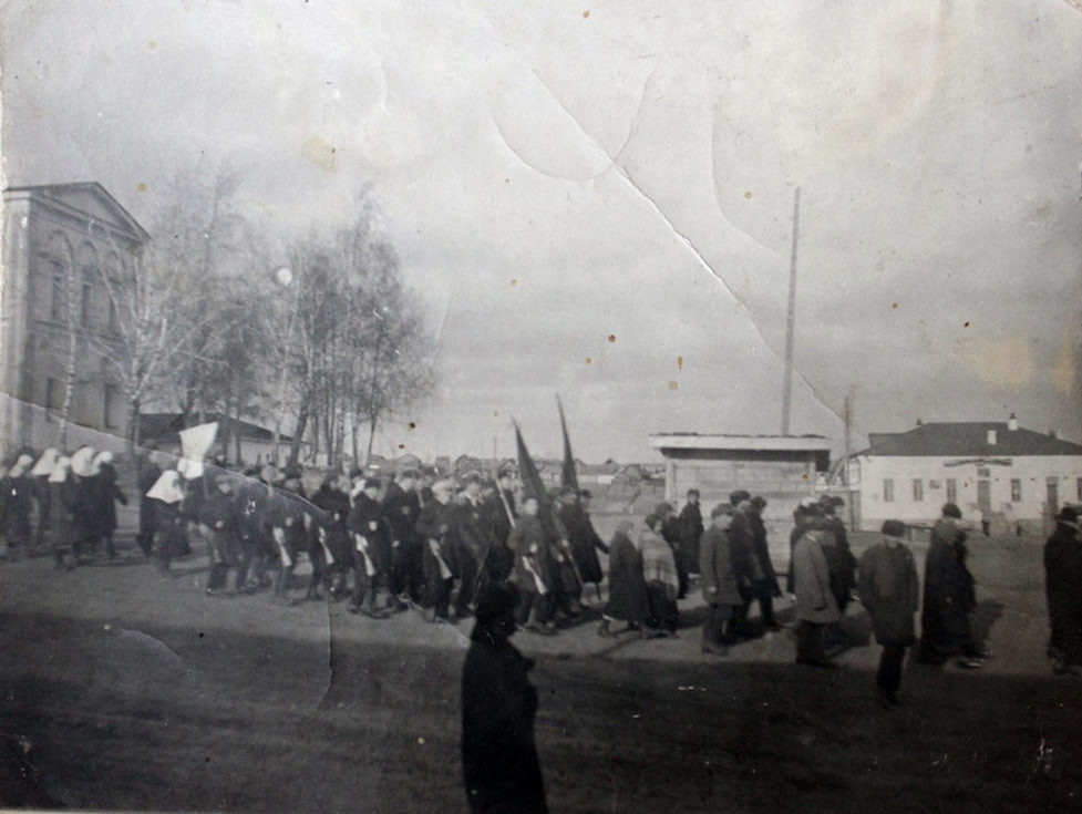 Одна из первых режевских демонстраций в начале 1920-х годов. Слева здание Богоявленского храма, за ним - здание нынешнего исторического музея