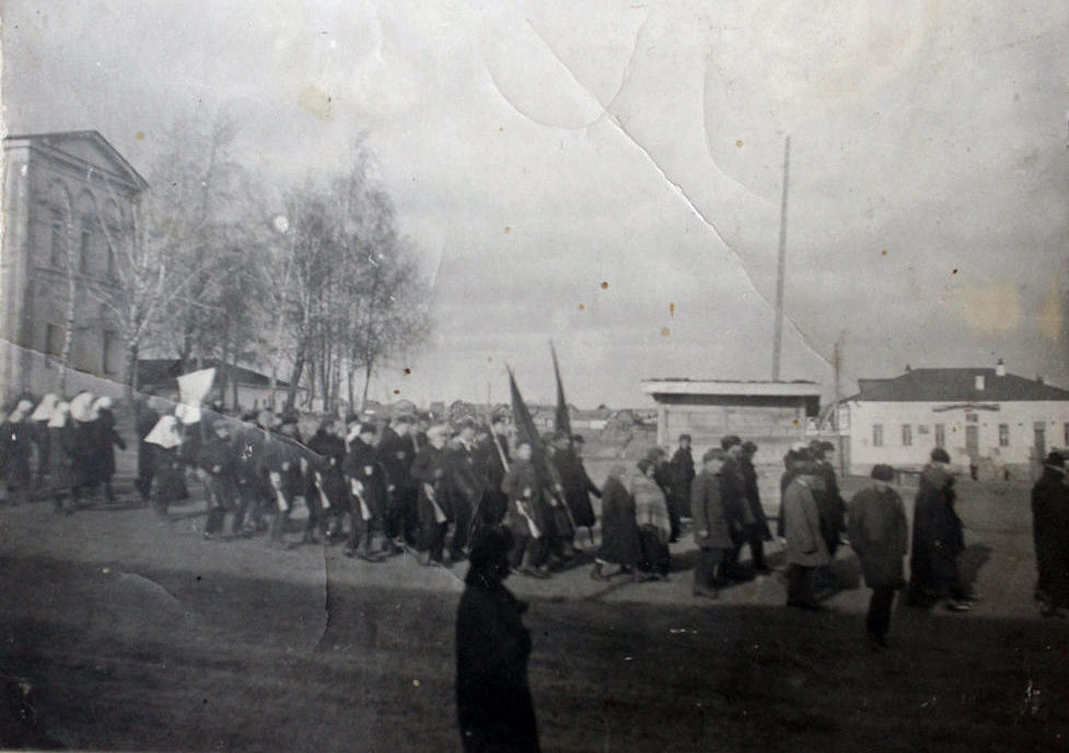 Одна из первых режевских демонстраций в начале 1920-х годов. Слева здание Богоявленского храма, за ним - здание нынешнего исторического музея