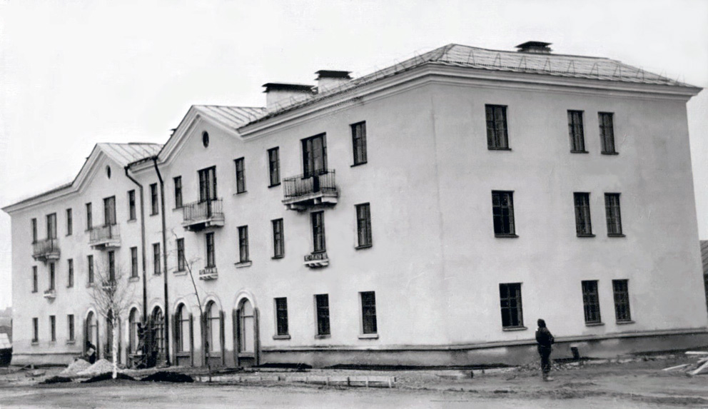 Реж. Дом по Ленина, 3 на завершающем этапе строительства. Фото 1960 года