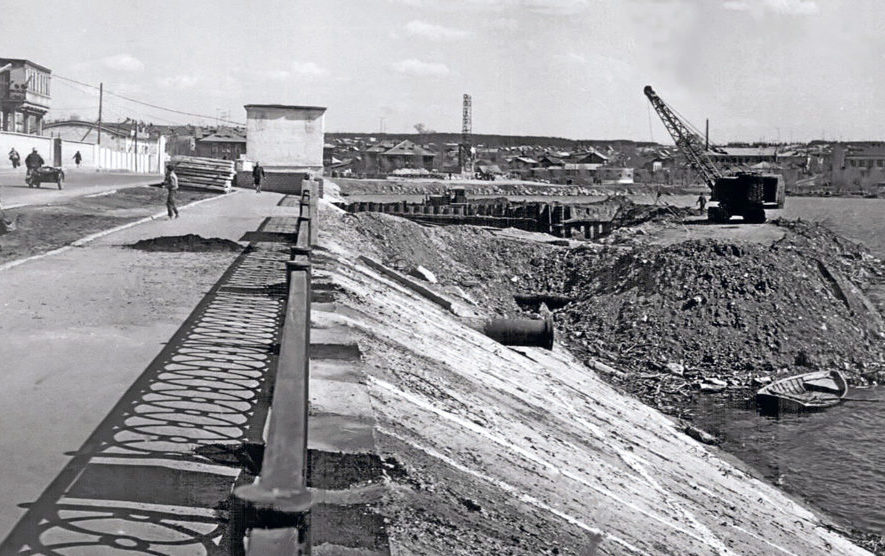 Старые фото Режа. Завершение реконструкции плотины в 1973 году. На заднем плане ведется монтаж Монумента боевой и трудовой славы
