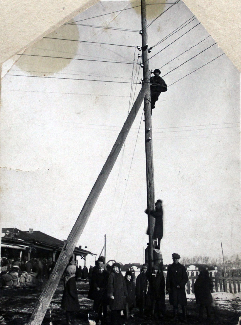 История Режа. Проведение электричества в центре поселка Режевской завод. Фото 1933 года