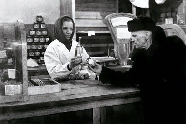 Реж. В магазине на 5 участке поселка Быстринский в 1950-е годы