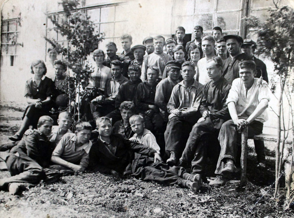 История Режа. Молодежь завода № 552 (механического завода) на субботнике. Фото 1939 года