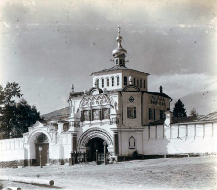 Надвратный храм Симеона Богоприимца и Анны Пророчицы Николаевского монастыря в Верхотурье. Фото 1909 года