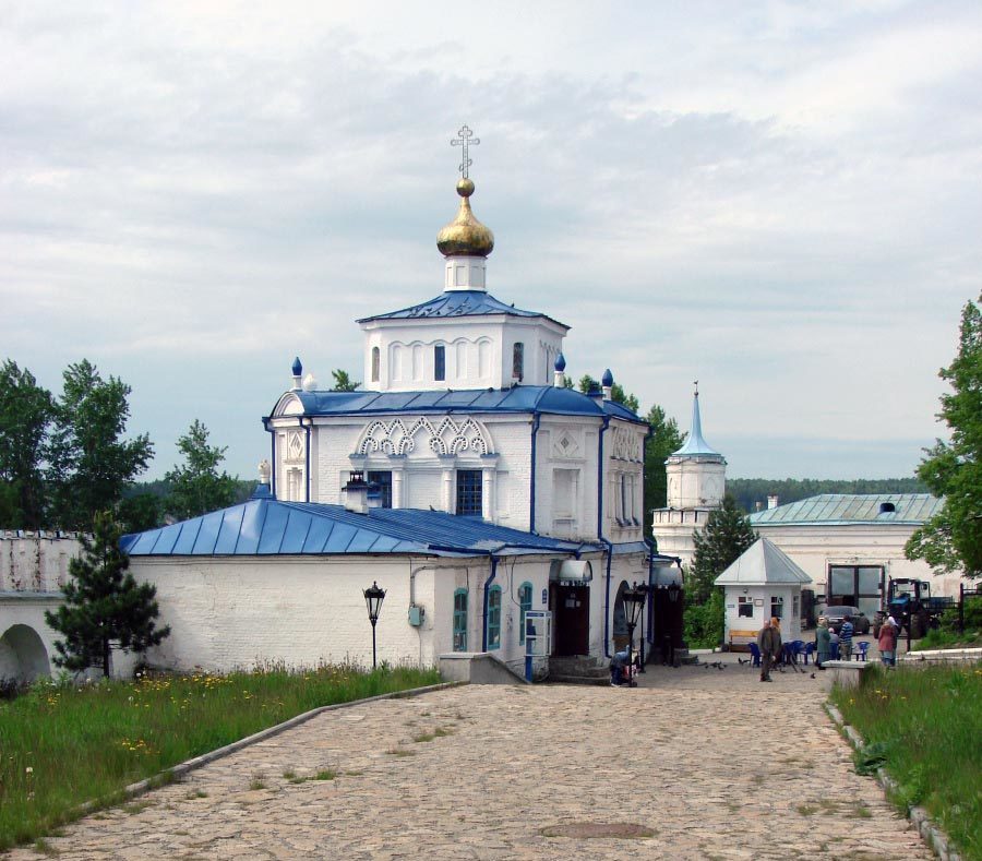 Надвратный храм Симеона Богоприимца и Анны Пророчицы Николаевского монастыря в Верхотурье в наши дни