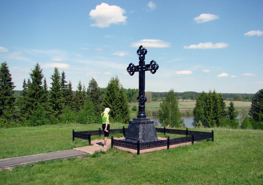 У Поклонного креста, рядом с камнем на Туре, на месте молитвенных уединений Симеона Верхотурского