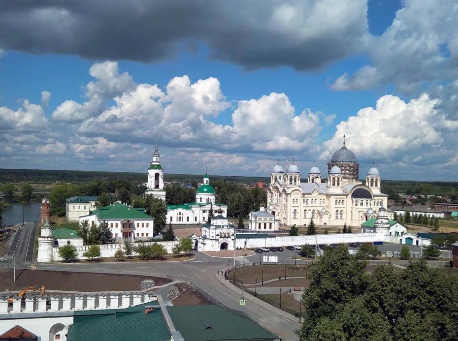 Верхотурский Свято-Николаевский мужской монастырь: вид с колокольни Свято-Троицкого собора. На колокольню может подняться любой желающий