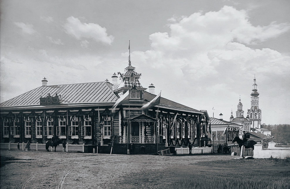 Верхотурье в начале XX века. Справа - храмы старого Покровского монастыря