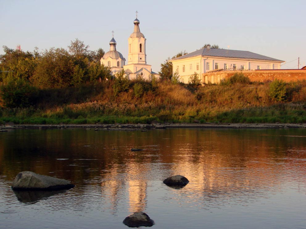 Покровский женский монастырь в Верхотурье со стороны Туры