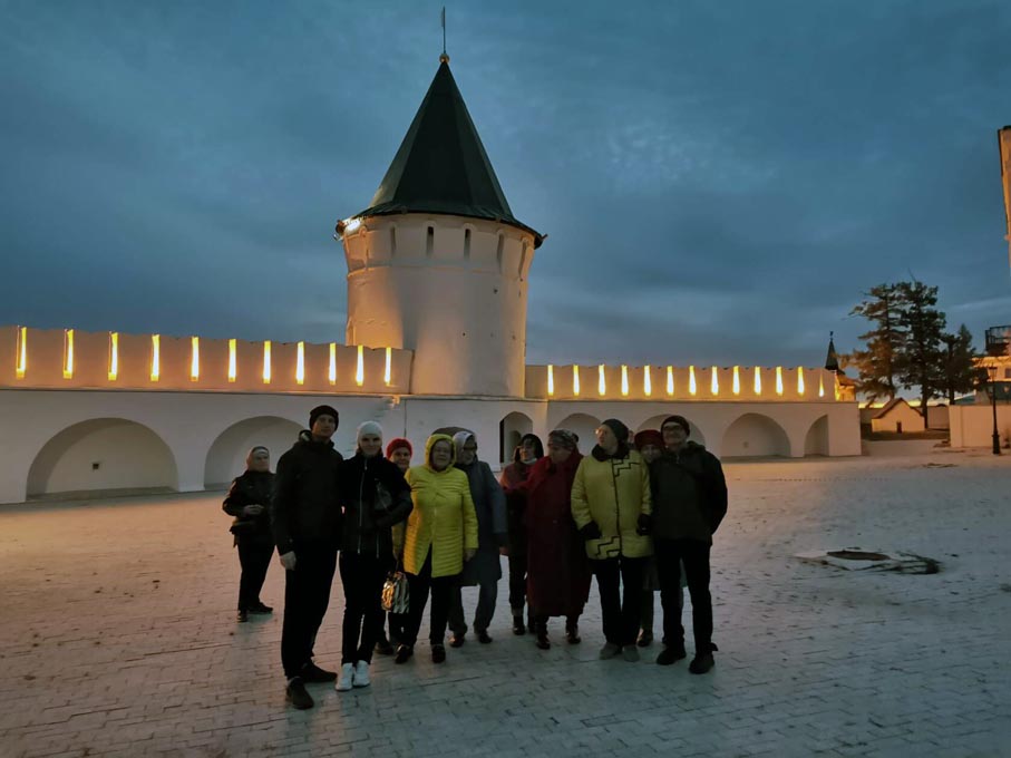 Вечер. Во время обзорной экскурсии по территории Тобольского кремля