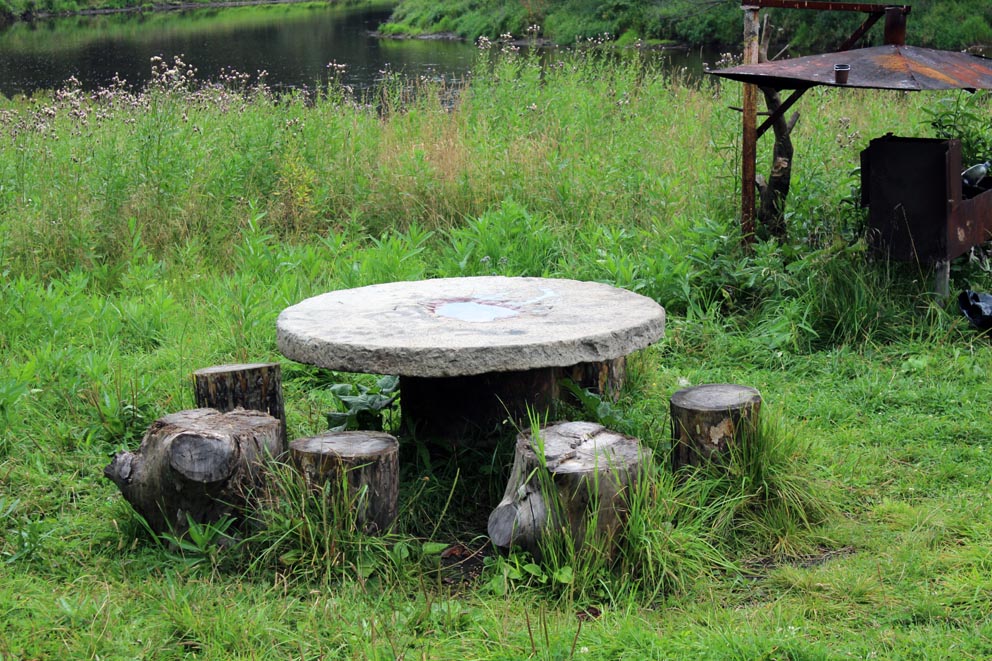 В нескольких сотнях метрах от бывшей мельнице, на поляне у Петрухина ручья, сооружен стол со столешницей из жернова