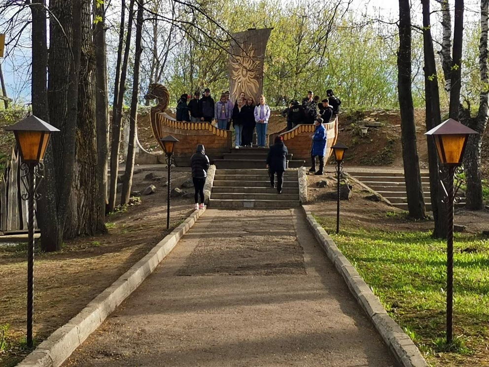 На территории комплекса обустроена "Деревня Ермака": музей и парк с деревянными скульптурами