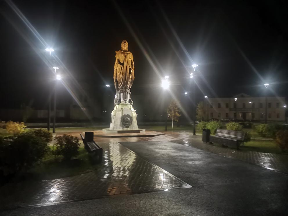 Памятник Екатерине Великой с подсветкой ночью