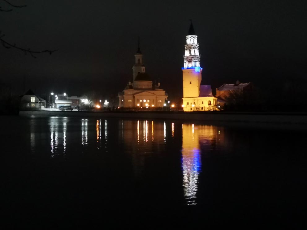 Невьянская башня и Спасо-Преображенский собор ночью
