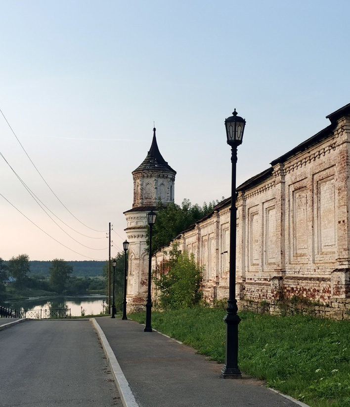 Часть стены и башенка Свято-Николаевского монастыря в Верхотурье