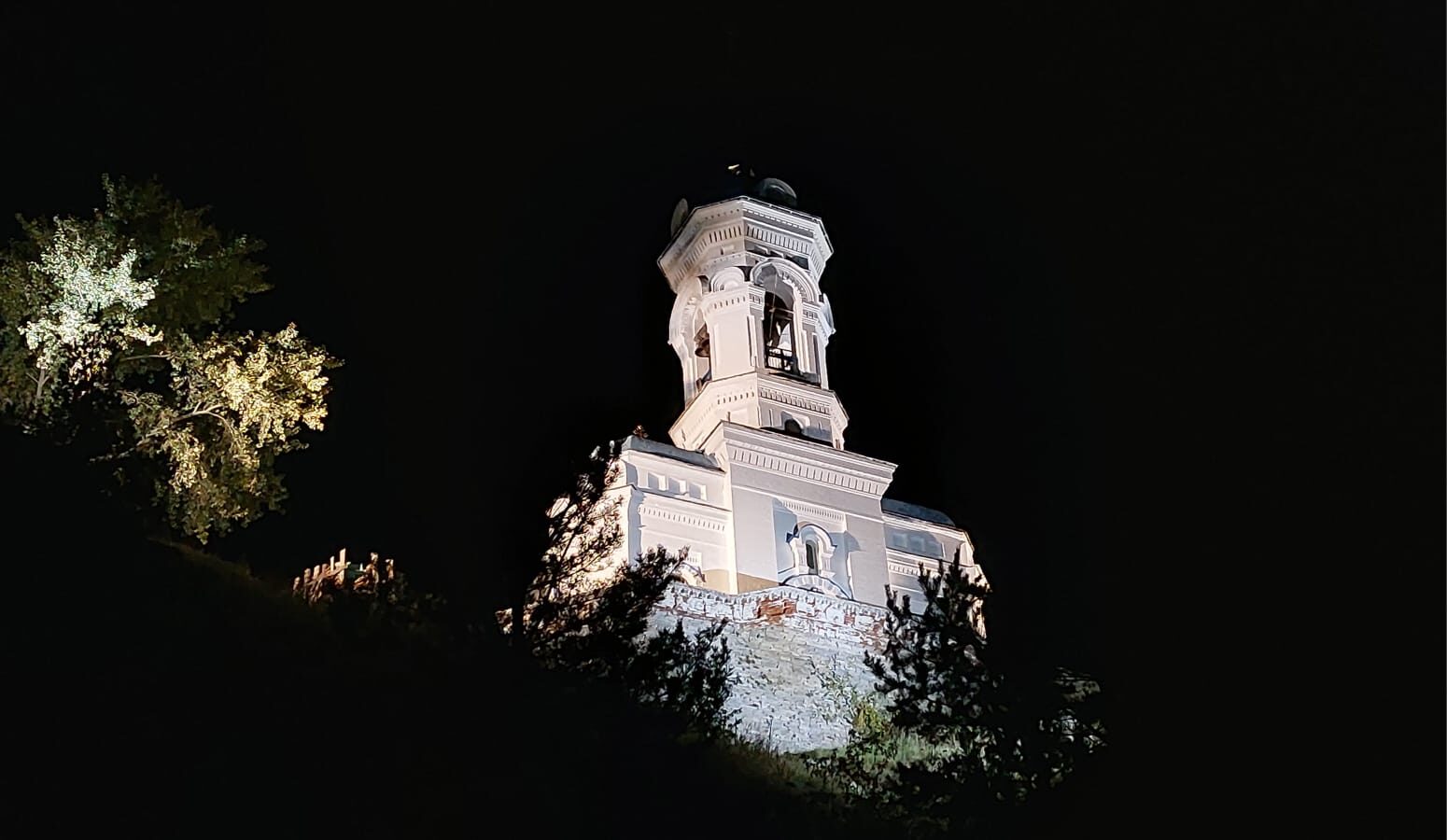 Храм Иоанна Предтечи в Реже ночью