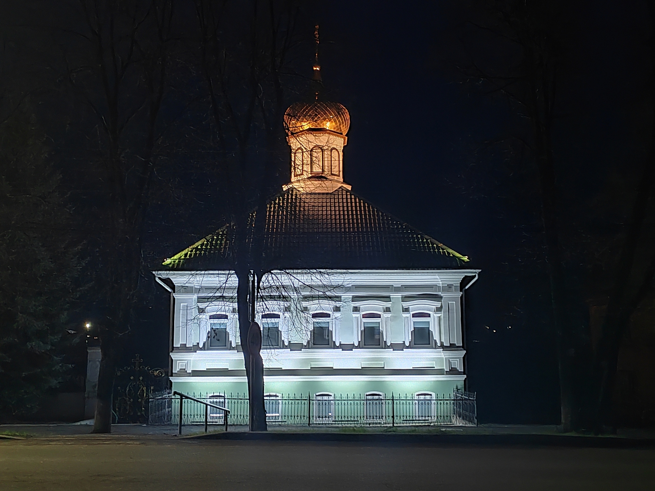 Храм Иоанна Кронштадтского ночью с архитектурной подсветкой