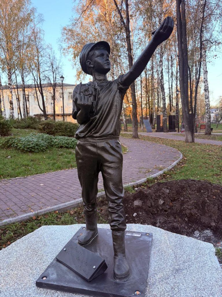 Памятник "Улыбнись! Сейчас вылетит птичка!", посвященный первому профессиональному фотографу Режа А. И. Матвееву, сразу после установки в Центральном парке города Режа