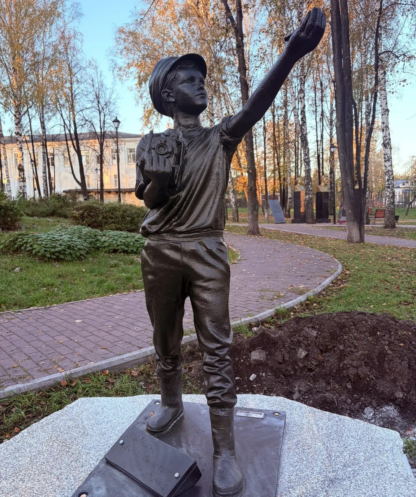 Памятник "Улыбнись! Сейчас вылетит птичка!", посвященный первому профессиональному фотографу Режа А. И. Матвееву, сразу после установки в Центральном парке города Режа